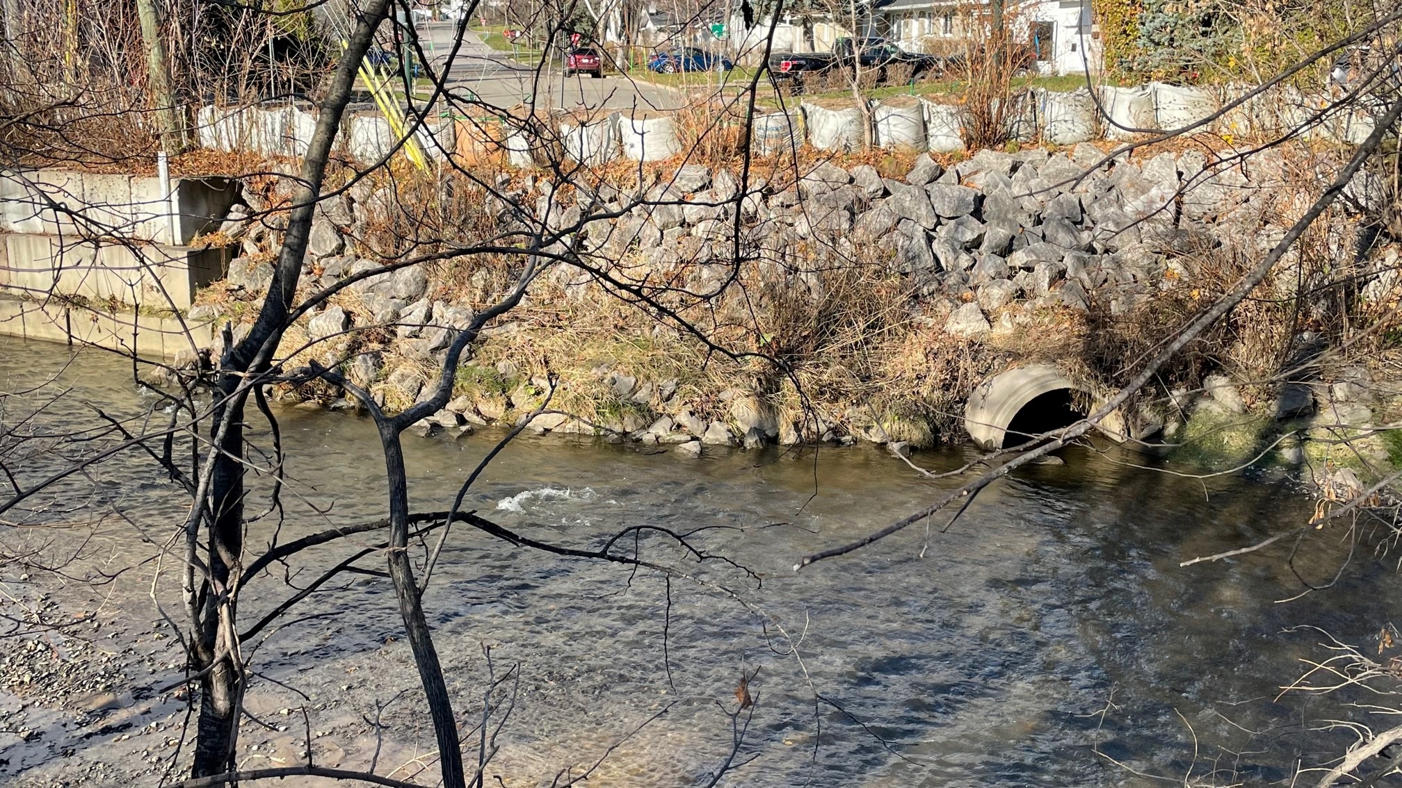 Berges rivière Lorette sacs de sable