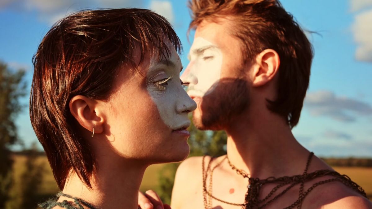 Une femme et un homme aux visages peints se tiennent l'un devant l'autre. Image tirée du film Aperçu de Iban Bourgoin et Jane Millette dans le cadre de l'édition 2026 du Festival international du film sur l'art (FIFA).